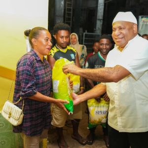 Gubernur Papua melaksanakan agenda buka puasa bersama sekaligus menyerahkan bantuan pangan berupa 400 sak beras kepada warga di Masjid Al Rahman, Mandala.