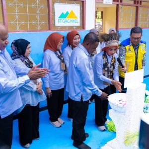 Ketua SERUNI Kabinet Merah Putih saat meninjau langsung fasilitas pendidikan dan sarana air bersih di SD Negeri Mosso, Distrik Muara Tami.