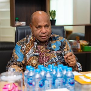 Gubernur Papua saat memberikan keterangan terkait upaya penguatan manajemen Aparatur Sipil Negara (ASN) di Kantor Pusat BKN Jakarta (24/1).