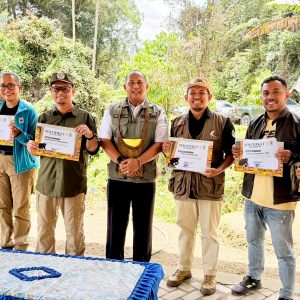 Pemberian Penghargaan oleh Gubernur Papua Barat yang diwakilkan langsung oleh Kepala Dinas Kehutanan Papua Barat, Jimmy W. Susanto