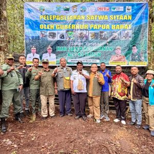 Foto bersama peserta dalam kegiatan pelepasliaran satwa sitan oleh Gubernur Provinsi Papua Barat bertempat di Hutan Kampung Kwau, Distrik Mukwam
