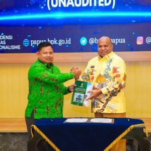 Gubernur Papua Matius D. Fakhiri menyerahkan dokumen Laporan Keuangan Pemerintah Daerah (LKPD) TA 2025 Unaudited kepada perwakilan BPK Papua di Jayapura, Senin (30/3). Gubernur Papua Matius D. Fakhiri menyerahkan dokumen Laporan Keuangan Pemerintah Daerah (LKPD) TA 2025 Unaudited kepada perwakilan BPK Papua di Jayapura, Senin (30/3).