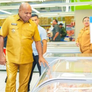 Pastikan stok aman! Gubernur Papua Matius D. Fakhiri turun langsung mengecek ketersediaan bahan pokok di pasar modern Jayapura jelang Idulfitri