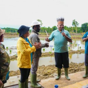 Gubernur Papua, Matius D. Fakhiri, berbincang akrab dengan para petani usai kegiatan penanaman padi di Kabupaten Jayapura, Sabtu (28/3). Dalam dialog tersebut, Gubernur menegaskan bahwa pemerintah akan mengambil peran sebagai penyangga utama hasil panen agar petani tidak lagi merasa sendirian menghadapi permainan harga tengkulak.