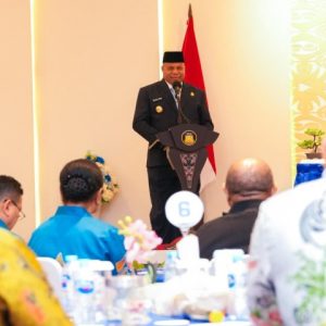 Gubernur Papua, Matius D. Fakhiri, memberikan sambutan dalam Rapat Umum Pemegang Saham (RUPS) Luar Biasa PT Bank Pembangunan Daerah Papua di Jayapura