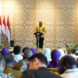 Gubernur Papua, Matius D. Fakhiri, saat memberikan arahan dalam pembukaan Muprov VIII Kadin Papua di Jayapura.