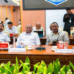 Gubernur Papua, Matius D. Fakhiri, saat menghadiri rapat koordinasi bersama sejumlah menteri di Jakarta.