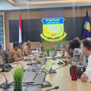 Pj Sekda Papua, Christian Sohilait, saat memberikan arahan dalam pertemuan persiapan Festival Sagu yang akan melibatkan hingga 50 pelaku UMKM lokal.