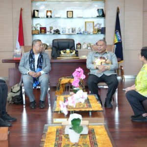 Wakil Gubernur Papua, Aryoko Rumaropen, saat menerima delegasi misi bisnis Belanda yang dipimpin Alfred van der Klis di Jayapura.