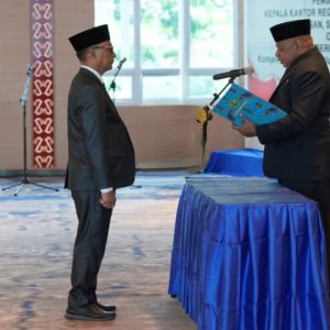 Gubernur Papua, Matius D. Fakhiri, saat mengukuhkan Kepala Kantor Regional IX BKN Jayapura