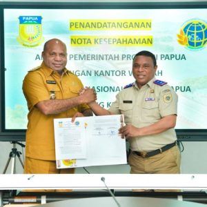 Gubernur Papua, Matius D. Fakhiri, bersama Kepala Kanwil BPN Provinsi Papua, Roy Eduard Fabian Wayoi, menunjukkan nota kesepahaman (MoU) yang baru saja ditandatangani di Jayapura, Selasa (21/4/2026).