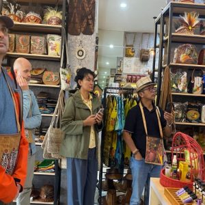 Galeri Kreatif DLHK Provinsi Papua menerima kunjungan dari Kedutaan Besar Norwegia dan NORAD untuk melihat langsung inovasi produk hasil hutan non-kayu karya masyarakat lokal.