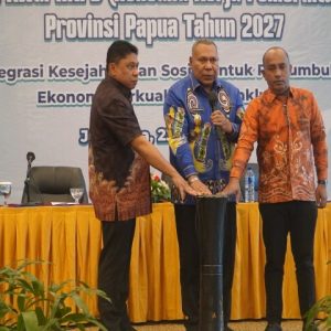 Wakil Gubernur Papua, Aryoko A.F. Rumaropen, menabuh tifa sebagai tanda dibukanya secara resmi Forum Konsultasi Publik RKPD Tahun 2027 di Jayapura.