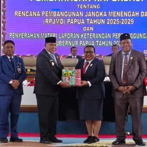 Wakil Gubernur Papua Aryoko A.F. Rumaropen (kiri) menyerahkan dokumen Laporan Keterangan Pertanggungjawaban (LKPJ) Gubernur Tahun 2025 kepada pimpinan DPR Papua yang diterima oleh Herlin Beatrix M. Monim (kanan), Senin (30/3/2026). Selain LKPJ, agenda paripurna ini fokus pada penyelarasan visi "Papua Cerah" dalam Raperdasi RPJMD 2025–2029