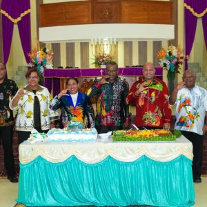 Gubernur Papua Matius D. Fakhiri (batik merah) pada perayaan HUT ke-71 Jemaat GKI Paulus Dok V Jayapura, Selasa (31/3/2026). Gubernur mendorong gereja untuk tidak hanya fokus pada aspek keagamaan, tetapi juga mengambil peran sentral dalam aksi kemanusiaan dan pembangunan sosial demi mewujudkan Papua yang sejahtera dan harmonis.