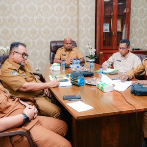 Gubernur Papua Matius D. Fakhiri memberikan arahan terkait penyederhanaan birokrasi kesehatan di Jayapura, Rabu (1/4/2026).