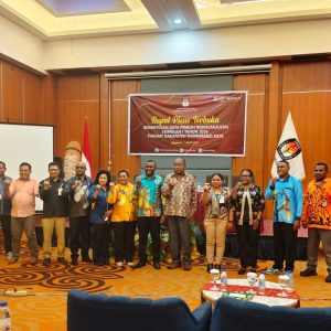 Suasana hangat foto bersama usai Rapat Koordinasi Pemutakhiran Data Pemilih Berkelanjutan (PDPB) Triwulan I Tahun 2026 KPU Mamberamo Raya di Hotel Horison Jayapura, Rabu (1/4)