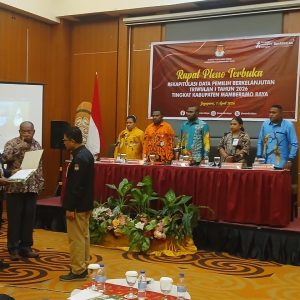 Kepala Dinas Sosial Kabupaten Mamberamo Raya, Lukas Senggi, SE., M.Si. (kiri), menyerahkan data 126 penyandang disabilitas kepada Asisten I Setda Mamberamo Raya, Isak P. Suweni, yang kemudian diteruskan kepada Sekretaris KPU Mamberamo Raya, Hidayatillah Armatoa Pasolo, SE., M.KP (kanan), di Hotel Horison Jayapura, Rabu (1/4/2026). Penyerahan data ini bertujuan untuk sinkronisasi dan verifikasi faktual agar hak pilih kelompok disabilitas di 8 distrik terakomodasi dalam PDPB Triwulan I Tahun 2026.