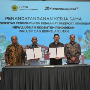 Penandatangan MoU PTFI – UNCEN oleh Presiden Direktur PTFI Tony Wenas (kedua kanan) bersama Rektor UNCEN Prof. Dr. Oscar O. Wambrauw SE., M.Sc., agr. (kedua kiri) untuk membangun kemitraan strategis bidang pendidikan dan pengajaran, penelitian diseminasi informasi dan pengabdian masyarakat di Papua.