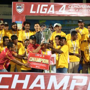 Sekretaris Daerah Provinsi Papua, Christian Sohilait, menyerahkan trofi juara Cendrawasih Karsa Liga 4 Piala Gubernur Papua 2025/2026 kepada kapten tim pemenang