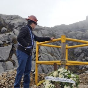 Peletakan karangan bunga sebagai bentuk penghormatan kepada korban penembakan oleh orang tak dikenal yang terjadi pada 11 Maret 2026 di area tambang terbuka Grasberg.