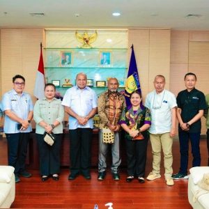 Panitia Pelaksana World Press Freedom Day (WPFD) 2026 berfoto bersama Gubernur Papua, Bapak Matius D. Fakhiri, usai pertemuan koordinasi di Kota Jayapura, Rabu (8/4).