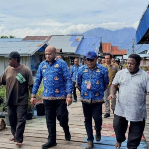 Gubernur Papua, Matius D. Fakhiri (tengah), memantau kondisi infrastruktur jembatan penghubung di Kampung Yobe yang sempat lumpuh akibat banjir. Gubernur memuji aksi "gercep" warga yang langsung memperbaikinya secara darurat