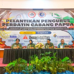 (Dari kanan ke kiri) dr. Nickanor Kaladius Reumi Wonatorey, Sp.U, dr. Diah Widyanti, Sp.An-TI, Subsp.T.I.(K), dr. Razi Ageng Pratama, Sp.An-TI, MARS, dan moderator dr. Theodorus P.Y Pranoto, M.Biomed., Sp.An-TI saat sesi seminar kegawatdaruratan di Kotaraja, Jayapura, Sabtu (11/4).