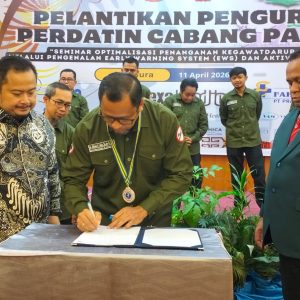Detik-detik penandatanganan Surat Keputusan pelantikan Pengurus Perdatin Cabang Papua Periode 2025-2028. Penandatanganan dilakukan oleh dr. Albinus Yunus Cobis (Ketua Terpilih), disaksikan langsung oleh Ketua IDI Wilayah Papua dan Sekretaris Perdatin Pusat, dr. Tori Sepriwa.