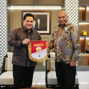 Menteri Pemuda dan Olahraga RI, Erick Thohir, bersama Gubernur Papua, Matius D. Fakhiri, di Jakarta (12/4).