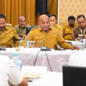 Gubernur Papua, Matius D. Fakhiri, bersama para Gubernur se-Tanah Papua saat melakukan audiensi strategis dengan Dirjen Perimbangan Keuangan Kemenkeu, Askolani, di Jakarta (13/4).