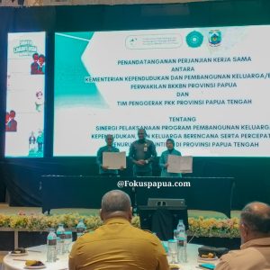 Kepala Perwakilan BKKBN Provinsi Papua, Sarles Brabar, bersama Ketua TP-PKK Provinsi Papua, Ny. Ra'fatul Mulkiyas Mathius Fakhiri, dan Ketua TP-PKK Provinsi Papua Tengah, Ny. Nurhaidah Meki Nawipa, menunjukkan naskah Perjanjian Kerja Sama (PKS) yang telah ditandatangani dalam Rakorda Bangga Kencana 2026 di Jayapura, Selasa (14/4/2026).