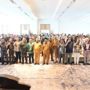Wakil Gubernur Papua, Aryoko Rumaropen (tengah), berfoto bersama jajaran Forkopimda, pimpinan media, dan insan pers usai pembukaan World Press Freedom Day (WPFD) 2026 di Aula Lukmen, Kantor Gubernur Papua, Jayapura, Senin (4/5/2026).