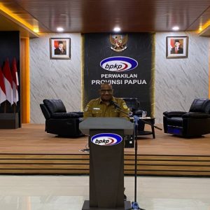 Asisten I Setda Papua, Yohanes Walilo, saat memberikan arahan dalam kegiatan asistensi Indeks Efektivitas Pengendalian Korupsi (IEPK) 2026 di Jayapura.