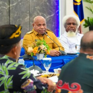 Gubernur Papua, Matius D. Fakhiri, saat melakukan pertemuan hangat dengan Ketua FKUB Papua, Pdt. Lipiyus Biniluk, dan perwakilan tokoh gereja di Jayapura.