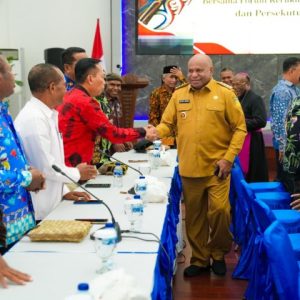Gubernur Papua, Matius D. Fakhiri, saat melakukan audiensi dengan tokoh-tokoh dari Forum Kerukunan Umat Beragama (FKUB) dan Persekutuan Gereja-gereja Papua