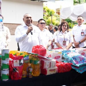 Wakil Gubernur Papua, Aryoko Rumaropen (tengah), didampingi para Kepala SKPD Pemprov Papua saat membuka Gerakan Pangan Murah (GPM) di Perumahan Organda, Jayapura, Rabu (6/5).