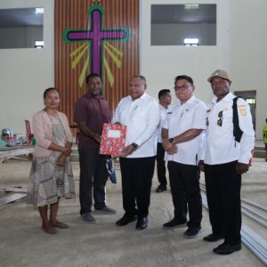Wakil Gubernur Papua, Aryoko Rumaropen (tengah), didampingi Ketua Panitia Pembangunan Jeri A. Yudianto saat meninjau langsung kondisi fisik Gedung GKI Lembah Yordan di Emereuw, Kota Jayapura.