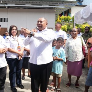 Wakil Gubernur Papua, Aryoko Rumaropen, saat berdialog langsung dengan warga Perumahan Organda, Distrik Heram, Jayapura.