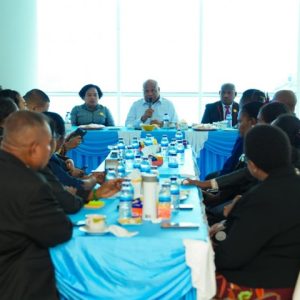 Gubernur Papua, Matius D. Fakhiri, saat berdialog dengan Ketua MRP Provinsi Papua, Nerlince Wamuar di ruang kerja kantor MRP.