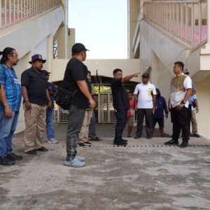 Penjabat Sekretaris Daerah Papua, L. Christian Sohilait, saat melihat langsung kerusakan fasilitas di Stadion Lukas Enembe, Kampung Harapan, Kabupaten Jayapura.