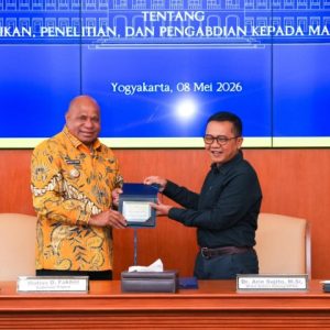 Gubernur Papua, Matius D. Fakhiri, saat melakukan prosesi penandatanganan kerja sama dengan Wakil Rektor UGM, Arie Sujito, di Yogyakarta