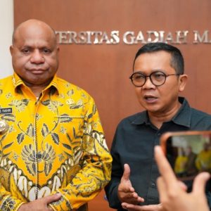 Gubernur Papua, Matius D. Fakhiri, dan Wakil Rektor UGM, Arie Sujito