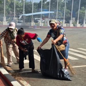 ASN dan masyarakat umum saat melakukan aksi pembersihan massal di area Stadion Lukas Enembe, Kabupaten Jayapura