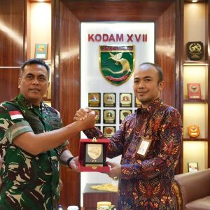 General Manager PLN UIP MPA, Raja Muda Siregar dan Panglima Kodam (Pangdam) XVII/Cenderawasih Mayjen TNI Febriel Buyung Sikumbang