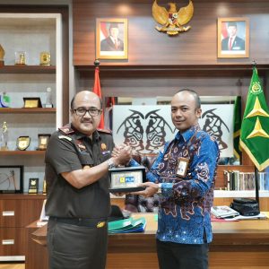 General Manager PLN UIP MPA, Raja Muda Siregar dan Kepala Kejaksaan Tinggi Papua, Dr. Jefferdian, S.H., M.H.