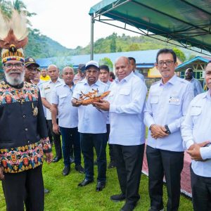 Gubernur Papua, Matius D. Fakhiri, memaparkan rencana pengembangan Distrik Depapre sebagai pusat ekonomi berbasis kelautan di hadapan masyarakat setempat, Rabu (29/4/2026).