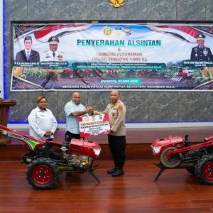 Gubernur Papua Matius D. Fakhiri menyerahkan bantuan alat dan mesin pertanian (alsintan) dari Kementerian Pertanian Republik Indonesia kepada Polda Papua di Gedung Negara, Kota Jayapura, Selasa (2/6/2026)