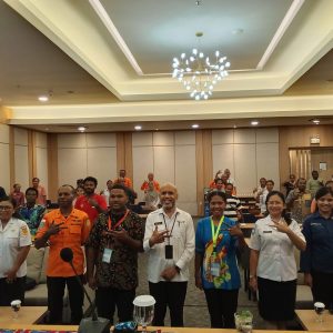Foto bersama Kepala Seksi Ekonomi Kreatif Berbasis Media Desain dan Arsitektur Disbudpar Papua, Gerd Maury (tengah), bersama tim narasumber dari BMKG, Basarnas Papua, serta seluruh peserta pengelola destinasi wisata pesisir Jayapura. Kegiatan Pelatihan Peningkatan Keselamatan di Destinasi Wisata Tahun 2026 ini menitikberatkan pada transfer pengetahuan mitigasi cuaca ekstrim dan teknik penyelamatan demi mendorong standar baru keselamatan pariwisata daerah.