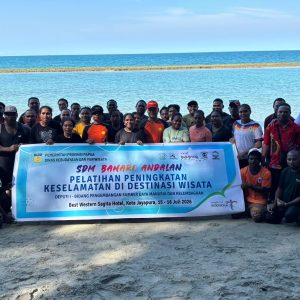 Komitmen bersama mendorong standar baru keselamatan pariwisata daerah! Momen kebersamaan 30 peserta pengelola destinasi wisata Jayapura bersama tim narasumber dari BMKG dan Basarnas Papua pada Kegiatan Pelatihan Peningkatan Keselamatan di Destinasi Wisata Tahun 2026